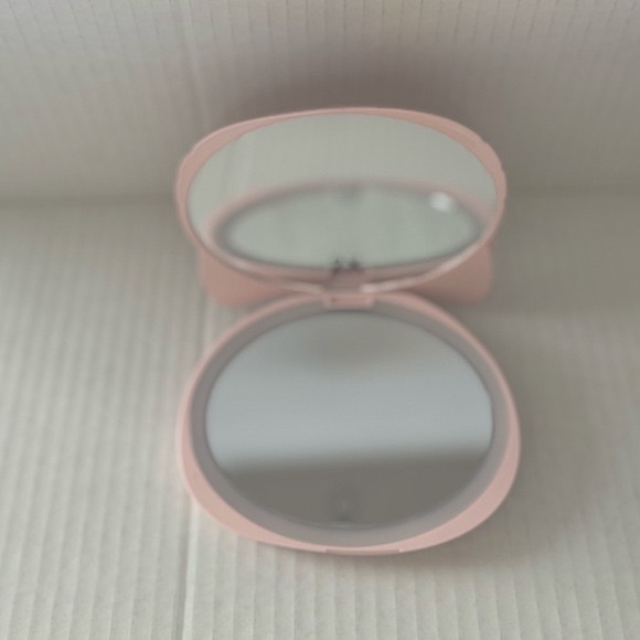 Hello Kitty Compact LED Mirror - Picture 10 of 10